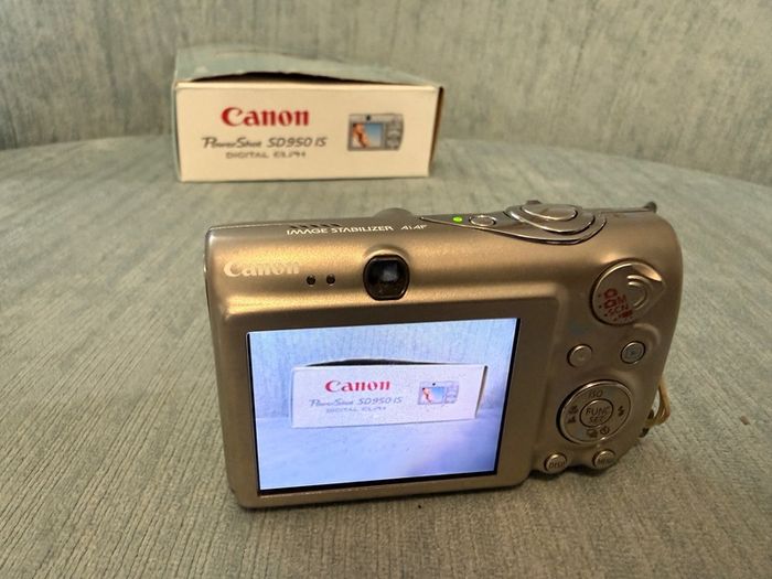 CANON Powershot SD950is 12.1MP digital camera