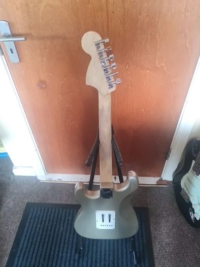 Fender Strat Replica (squier Standard)