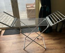 Heated clothes airer