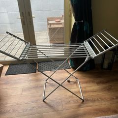 Heated clothes airer