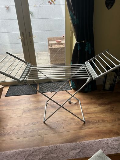 Heated clothes airer