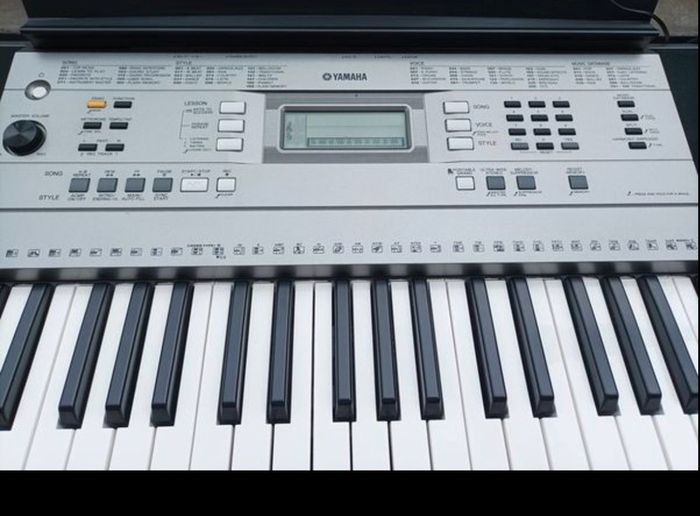 Yamaha Psr E353 digital keyboard with stand