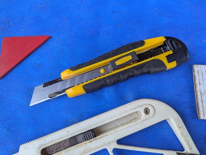 2 Retractable Utility Knives