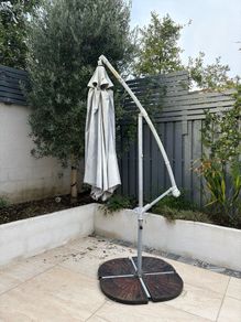 Cantilever parasol  w/ heavy duty base weights