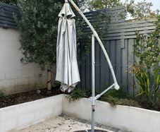 Cantilever parasol  w/ heavy duty base weights