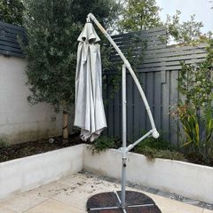 Cantilever parasol  w/ heavy duty base weights