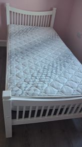 single wodden bed