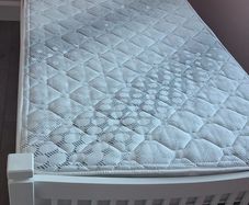 single wodden bed