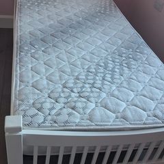 single wodden bed
