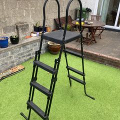 Pool ladder
