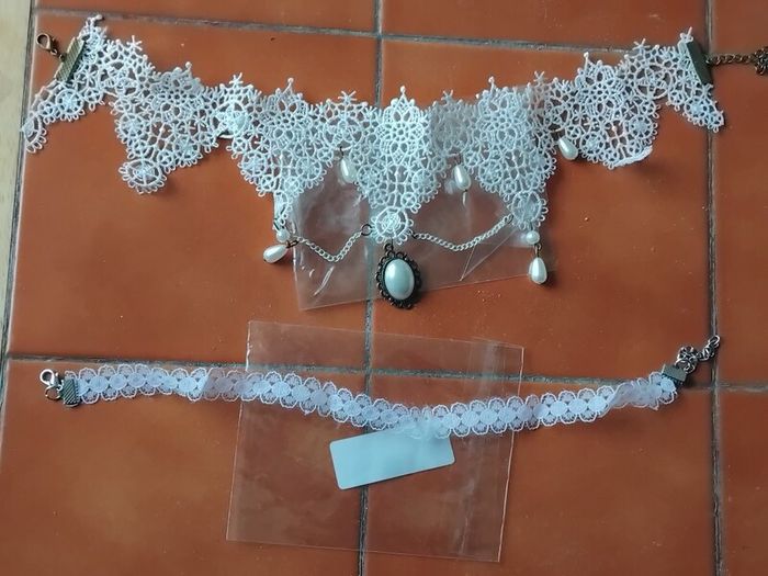 2 new lace necklaces
