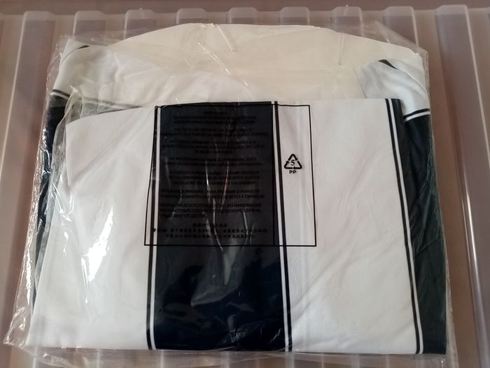 WBA West Bromwich Albion Football Shirt. NEW IN BAG WITH TAG  2008/09 premiership season. no sponsor. Size M Medium. genuine Umbro WBA home Jersey, navy/white stripes, football shirt top baggies.