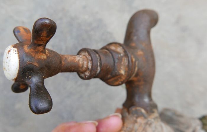 Antique Water Faucet Spigot Bathroom / Kitchen Sink Single metal Knob