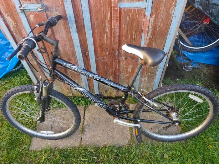 child bike 24 wheels,breaks,gears working,need chain )and small service so that's price!
