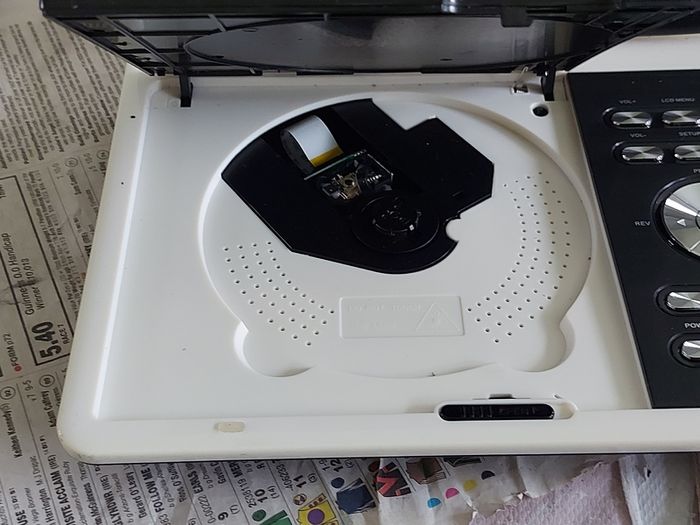 5 Portable DVD Players, all working, but no charges for them, all in very good condition