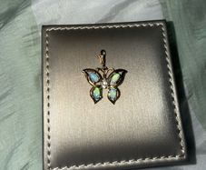 9ct gold with 4 opals pendent