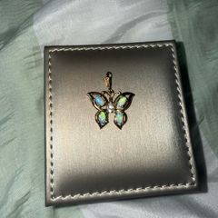 9ct gold with 4 opals pendent