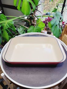 e Creuset Large Cast Iron Roasting Dish - Cerise Red (40cm)