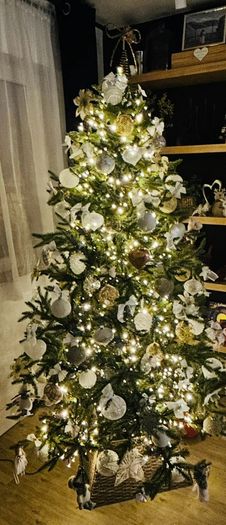 Christmas tree real look ONLY decorations not included