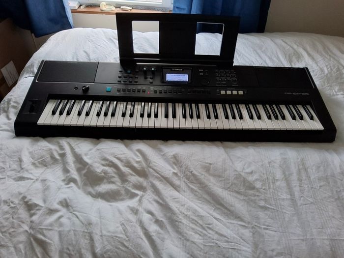Yamaha Psr EW 425 -(76 keys long keyboard)