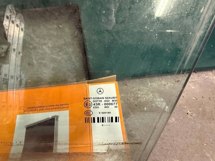 Front left glass w212 Mercedes e220  DOT39 AS2 M35 E 43R  ESG WD 50 E000189