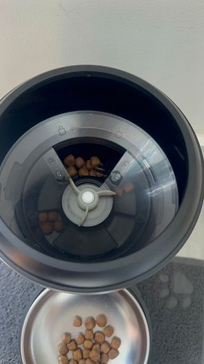 Pet feeder