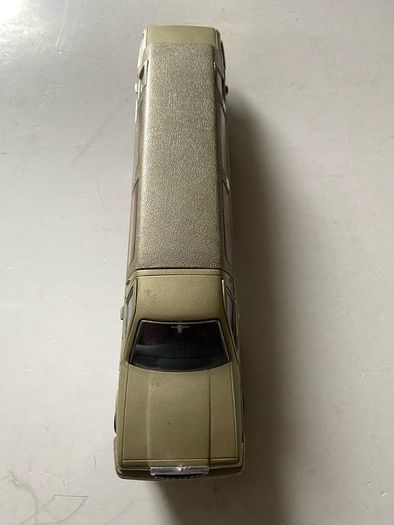 toy car Vintage 1:24 Scale Lincoln Town Car Limousine Diecast Model
