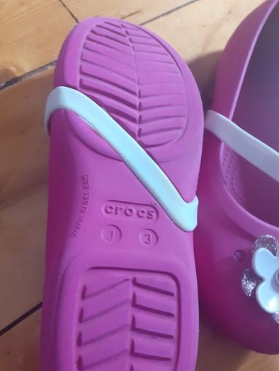 girls pink crocs