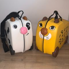 2 luggages kids animal