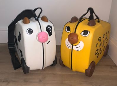 2 luggages kids animal