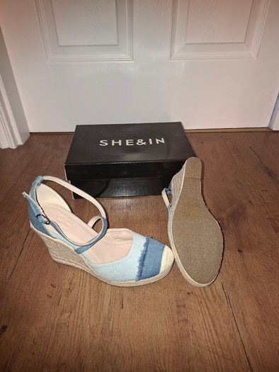 Brand NEW beautiful denim platform shoes, size 4