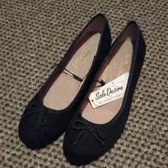 Ladies Shoes Size: 7