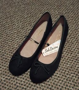Ladies Shoes Size: 7
