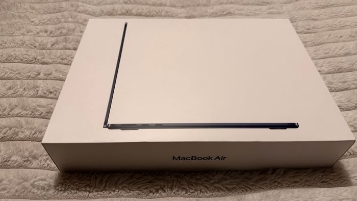 macbook air m2 (2022) excellent condition