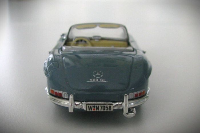 Diecast Model Mercedes-Benz 300SL (W198) - Collectable Vanguards 1:43