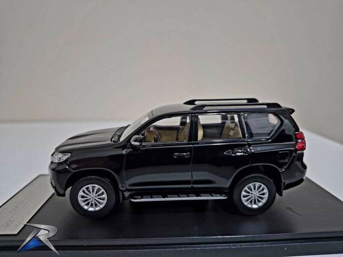 1:43 Toyota Land Cruiser Prado -Black