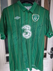 Euro 2012 squad signed ireland jersey,size XL MINT condition