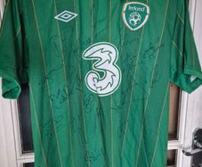 Euro 2012 squad signed ireland jersey,size XL MINT condition