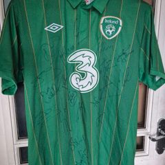 Euro 2012 squad signed ireland jersey,size XL MINT condition