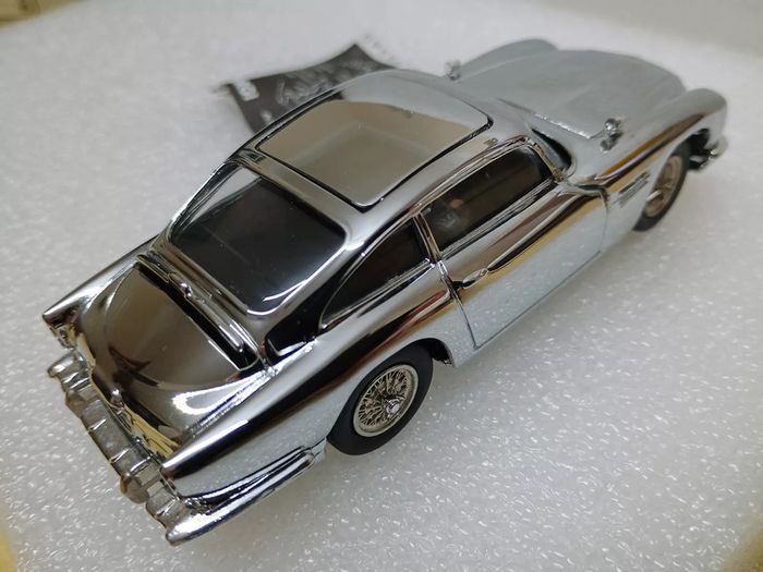 Corgi James Bond Attache Case with 8  Chrome Bond Cars