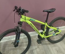 This is a yellow Decathlon Rockrider mountain bike