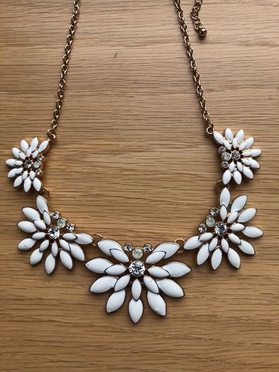 Necklace floral ivory cream