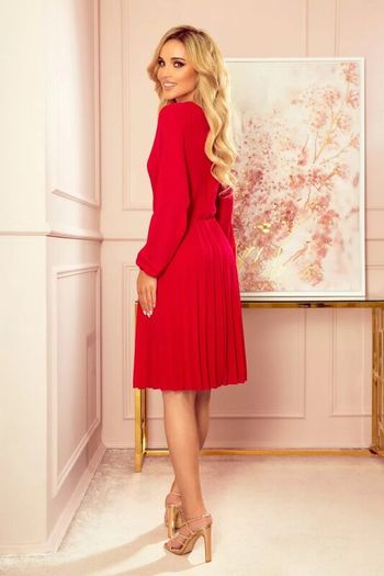 Pleated dress with a nice neckline and long sleeve - red