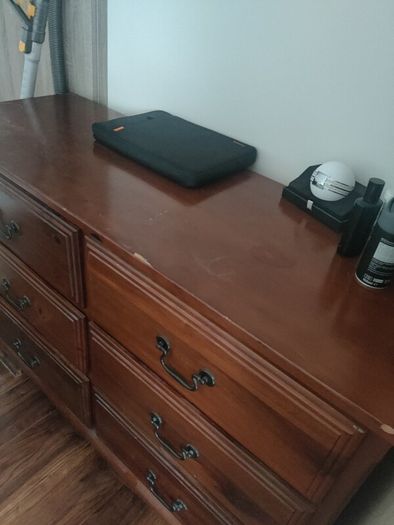 chest of drawers/ dresser