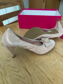 Pale pink le babe shoes size 5.5