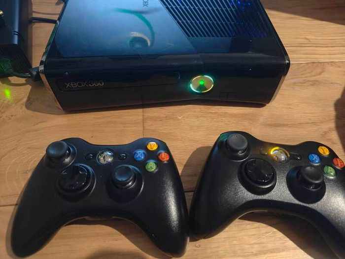 Xbox 360 Slim RGH 3.0 250GB Console 2 Controllers - Original Box included