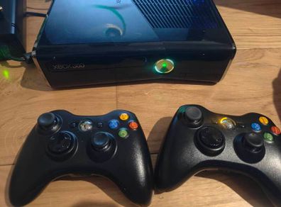 Xbox 360 Slim RGH 3.0 250GB Console 2 Controllers - Original Box included