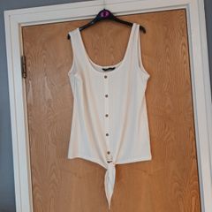 Dunnes Stores  Sleevless Cream Top.  S. L - 16-18.  New - No Tag.