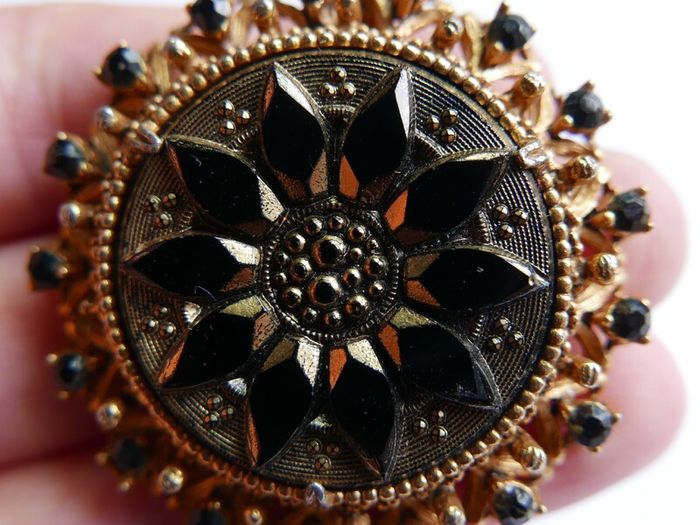Antique Beautiful Florenza Goldtone Gilt Jet Art Brooch Pin