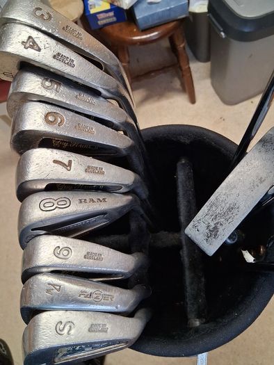 Golf Clubs. Complete Set Of Mens Right Handed Golf Clubs. Collect In Malahide Or Receive Via Registered Post.